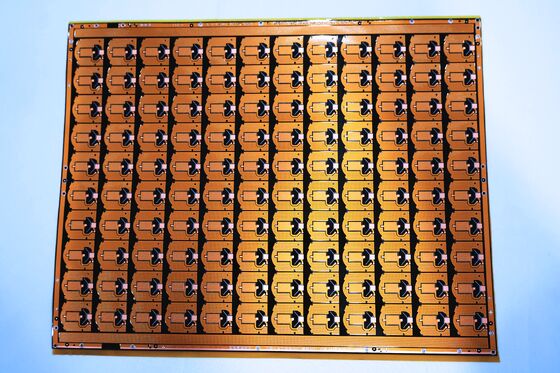 কমপ্যাক্ট ডাবল সাইডেড ডিজাইনের জন্য 0.1 মিমি মিনি লাইন প্রস্থ এবং উচ্চ নমনীয়তার সাথে ডাবল স্তর এফপিসি